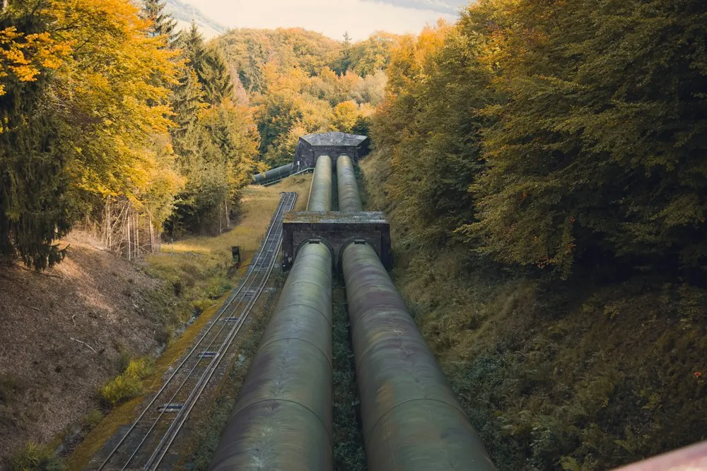 Pipeline right-of-way: Buried and above-ground lines