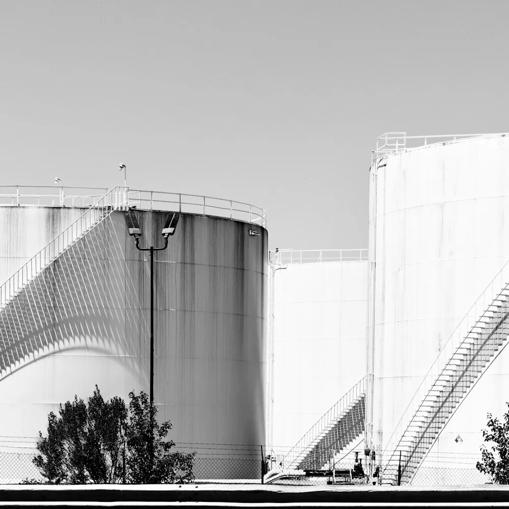 Tank farm: Storage tanks and bottoms